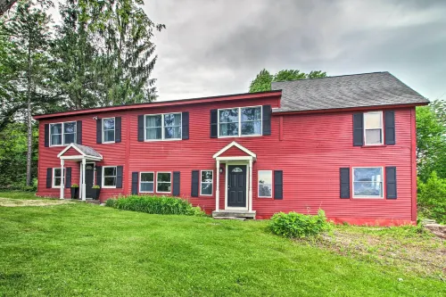 Renovated Farmhouse < 1 Mile to Okemo Mountain! - parking