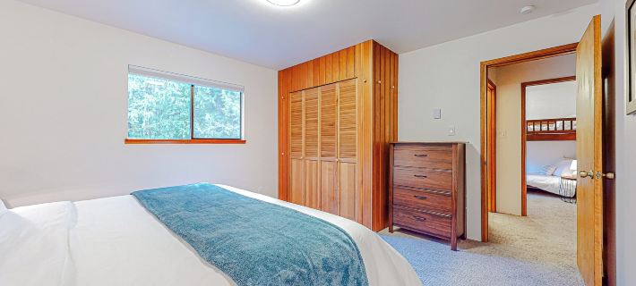 Forested 4 BR w/ Games, Fire Pit & Wood Stove Hotels in Whatcom County