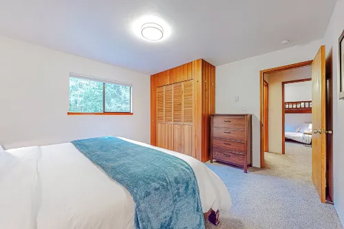 Forested 4 BR w/ Games, Fire Pit & Wood Stove - Homestays