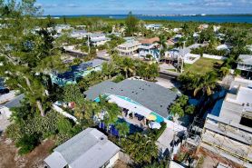 Charming Ground Level Resort Style 3unit condo unit B a few steps from the beach