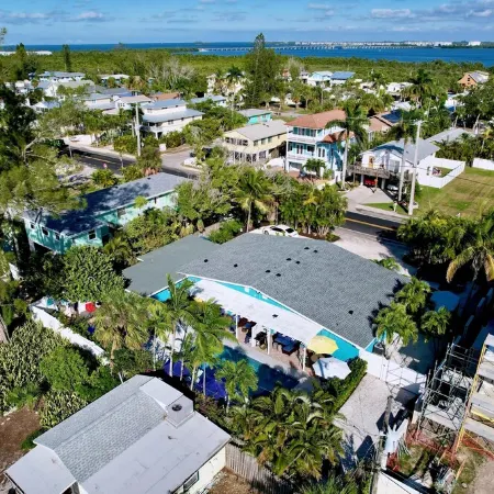 Charming Ground Level Resort Style 3unit condo unit B a few steps from the beach