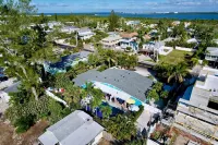Charming Ground Level Resort Style 3unit condo unit B a few steps from the beach