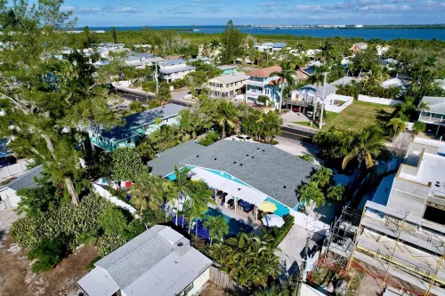 Charming Ground Level Resort Style 3unit condo unit B a few steps from the beach