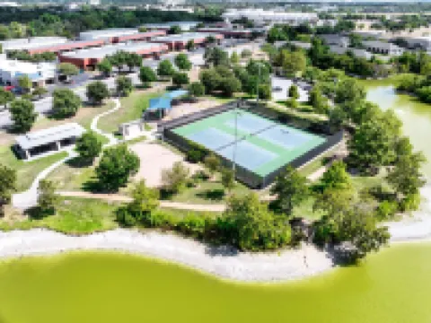 ชิค เอสเคป พูล ฮอต ทับ ยิม เพลย์รูม