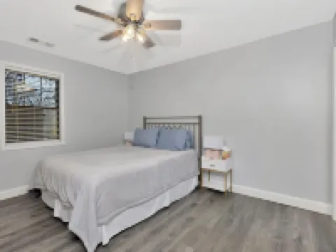 Private Lake Resort house w swimming, fishing, beach access, sand dune ATV Park 哈維縣酒店