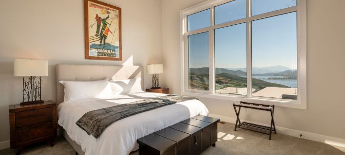 Summer Perfect at the Lake Expansive Views Large Patio Private Hot Tub Swimming Beach Hiking Biking Hotels in Wasatch County