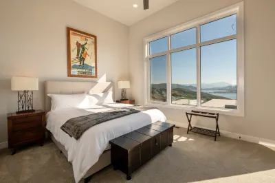 Summer Perfect at the Lake Expansive Views Large Patio Private Hot Tub Swimming Beach Hiking Biking Hotels in 