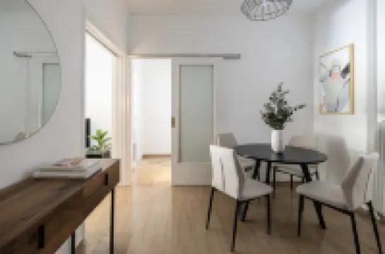 Stylish 1BR Retreat Near Alimos Beach Tram