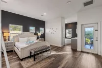 5⭐ 6BD/4BA ~ Steps to Beach Shipping Container Pool w ~ Game Rm ~Summer Kitchen