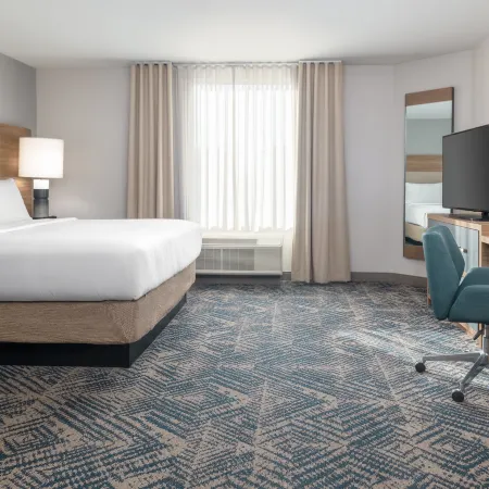 Candlewood Suites LAS VEGAS - E TROPICANA by IHG Отели рядом с достопримечательностью «Арена «Томас-энд-Мак Центр»»