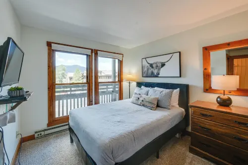 Upscale Condo w/ Balcony < 1/2 Mi to Ski Resort - Homestays