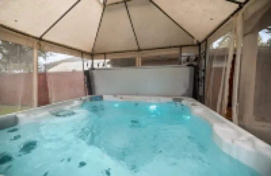 Quiet-HotTub-0.5 mi 2 Airport-Food, Shopping, Fun! Fifa-Walk 2 Light Rail