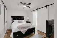 Lakefront Cabin With Private Dock Hotels in 