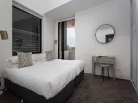 Stylish 2-Bed Apartment with BBQ Patio Near Beach
