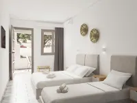 Polos Hotel Paros فنادق في باروس