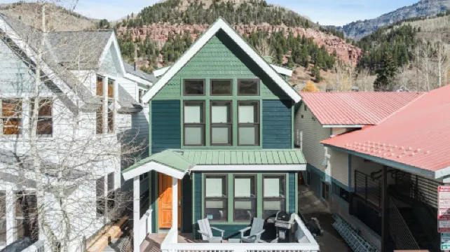 Pacific Street Townhome 514B by AvantStay Cute Townhouse in the Heart of Telluride