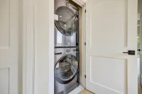 Luxury 4 Bedroom Home Near Downtown with Free Parking - บังกะโล