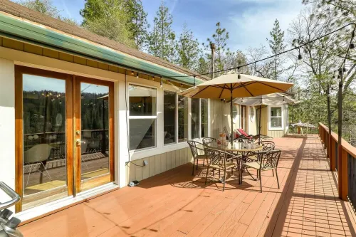 4000 sq ft Lakeside Escape Near Yosemite With Private Dock and Lake Access