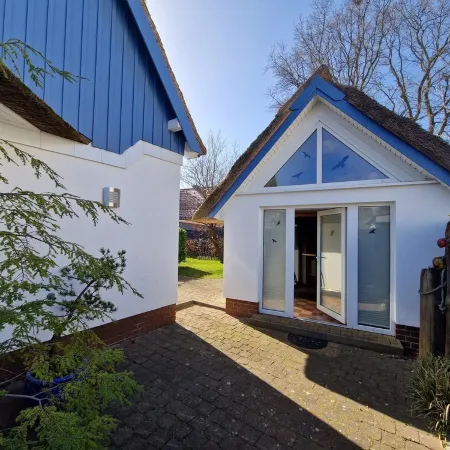 BEAUTIFULLY FURNISHED HOLIDAY HOUSE FOR 4 PEOPLE WITH SEPERATE SAUNA HOUSE Отели в г. Цингст