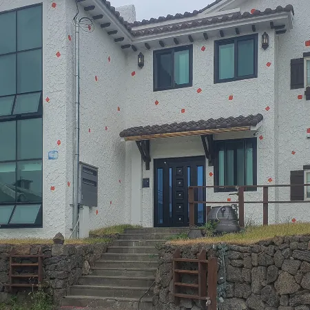 Jeju Beach Joa Pension Отели рядом с достопримечательностью «Храм Мунанса»