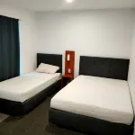 Entire flat next to park, close to uni, & city - 1 bedroom, 1 lounge, ensuit - Condos