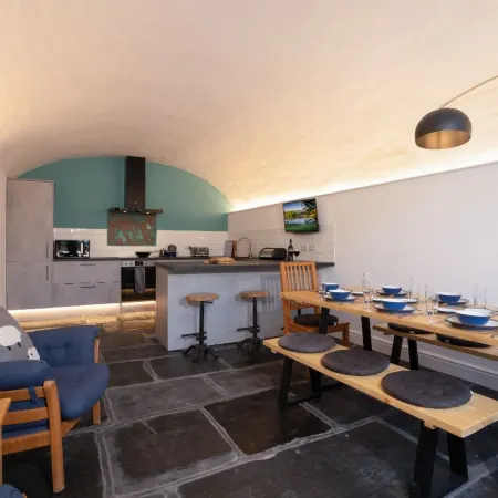 2 Bedroom Waterhead Range Cottage by LetMeStay