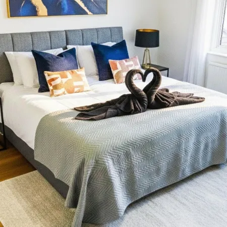 Serviced Accom Sleeps 8- Near London, Free Parking