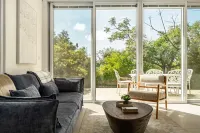 Garden& Rooftop Beachfront Apartment