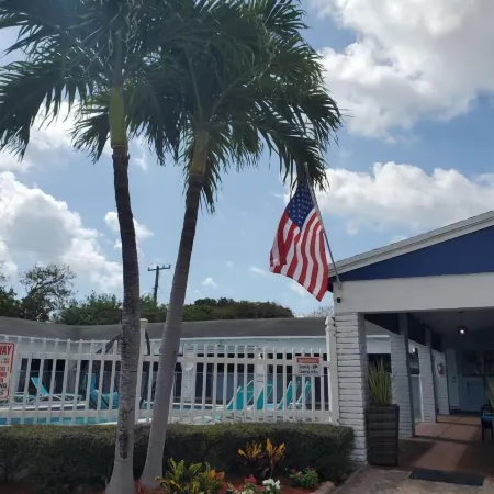Hollywood Gardens Inn & Suites
