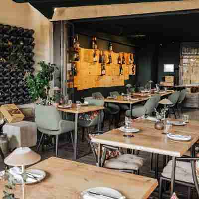 ALIBI by YoursPorto Dining/Meeting Rooms