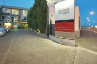 Bay Breeze Boutique Accommodation - parking
