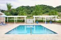 Sunny-shore Hideaway - piscina