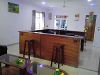 Renajoe Exclusive Guesthouse Tema Community 9 - parking