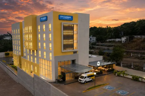City Express by Marriott Guadalajara Aeropuerto - parking