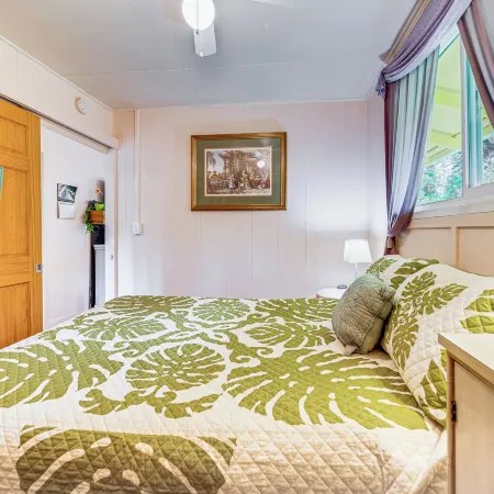 7 Mi to Volcanoes NP: Serene Cottage w/ Deck! Hotels in Volcano