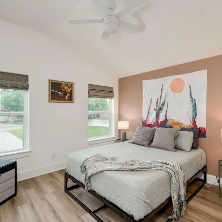 Modern 3 2 two kings hot tub fire pit 16min to wine trail nearby Pickleball courts pools