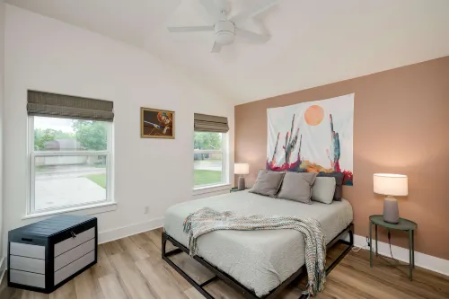 Modern 3 2  two kings   hot tub  fire pit  16min to wine trail  nearby Pickleball courts   pools - 3-Star