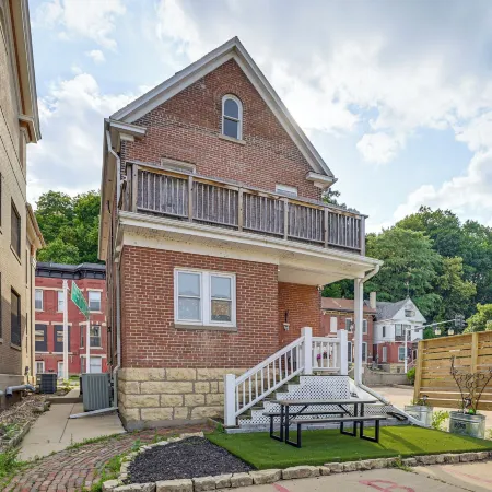 Walk Downtown: Inviting Historic Home in Dubuque!