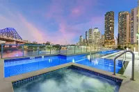 City Oasis! 2Bed-1Bath-1Car-VIEWS - Jacuzzi