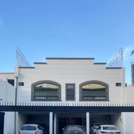Barrio Inn Padre Mier Hostal & Suites Отели рядом с достопримечательностью «Торгово-офисный центр Pabellon M»