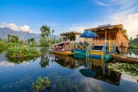 Golden Hopes Group of Houseboats - Parking