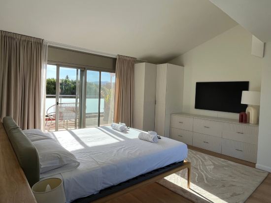 Casa familiar con piscina junto a la playa