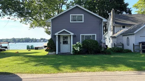 Wampler’s Lake Adorable 3-bedroom Lakefront Cottage 🏡🐟🛶☀️ - Boutique