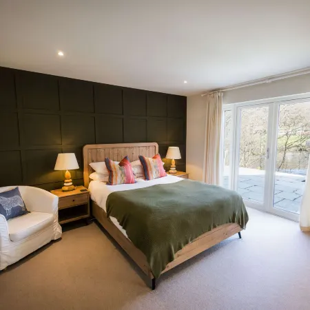 Luxury Riverside Lodge with Hot Tub (Sleeps 6) キリンのホテル