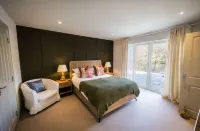 Luxury Riverside Lodge with Hot Tub (Sleeps 6) - 別墅