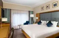 DoubleTree by Hilton Woking - С парковкой