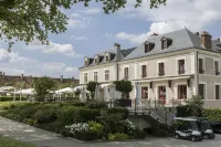 Relais de Chambord - Small Luxury Hotels of the World - parking