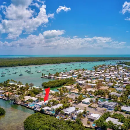 Harbor Hideaway - 3bed,2bath,50' dock, heated pool, tiki with all the amenities.