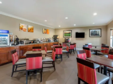 Comfort Inn & Suites Hotels in Muncie