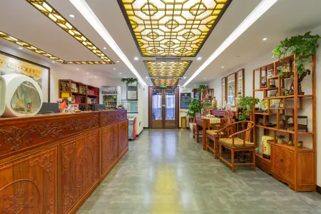 Qinfu Hotel（Beijing Nanluoguxiang Houhai） Отели рядом с достопримечательностью «Jinghang Canal Jishuitan Port»